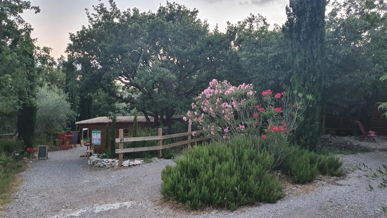 Roulottes Et Cabanes De Saint Cerice Vogue Eksteriør billede