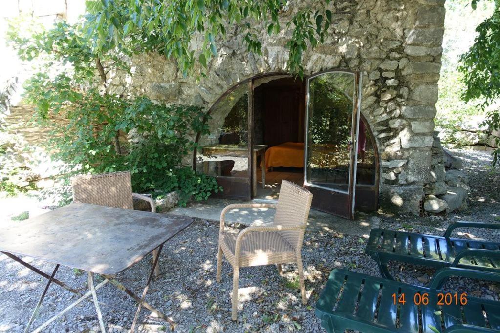 Roulottes Et Cabanes De Saint Cerice Vogue Eksteriør billede
